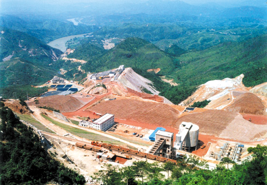 中国最大的露采金铜矿紫金山铜矿